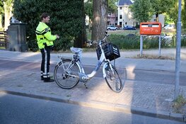 Fietser zwaargewond bij ongeval, andere fietser aangehouden politie doet onderzoek in Haarlem