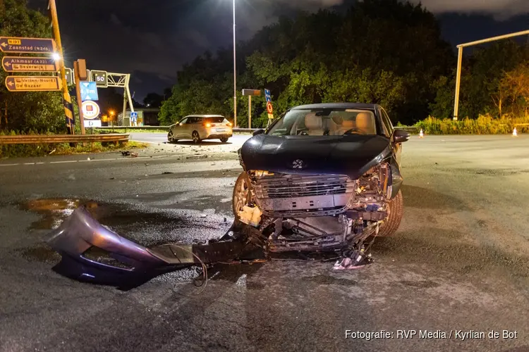 Flinke schade bij ongeval tussen twee personenauto’s in Velsen-Noord