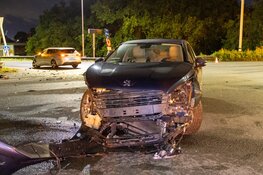 Flinke schade bij ongeval tussen twee personenauto’s in Velsen-Noord