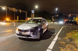 Flinke schade bij ongeval tussen twee personenauto’s in Velsen-Noord