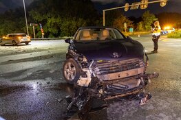 Flinke schade bij ongeval tussen twee personenauto’s in Velsen-Noord