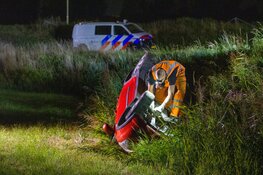 Auto over de kop langs dijk in Beverwijk