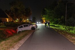 Man (83) rijdt auto in greppel in Uitgeest