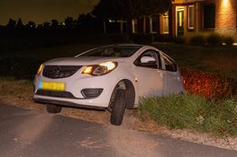 Man (83) rijdt auto in greppel in Uitgeest