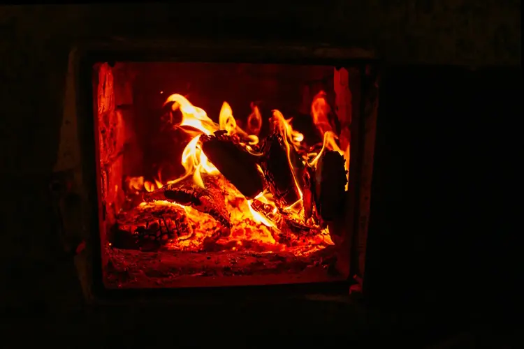 Kies de juiste kachel voor jouw huis door het verschil te kennen tussen een gaskachel en een houtkachel