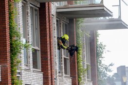 Rookontwikkeling en een afgesloten straat na woningbrand
