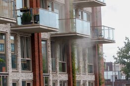 Rookontwikkeling en een afgesloten straat na woningbrand