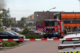 Rookontwikkeling en een afgesloten straat na woningbrand