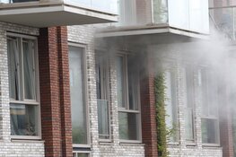 Rookontwikkeling en een afgesloten straat na woningbrand