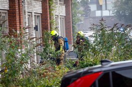 Rookontwikkeling en een afgesloten straat na woningbrand