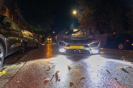 Auto ramt geparkeerd voertuig en vliegt over de kop in Haarlem