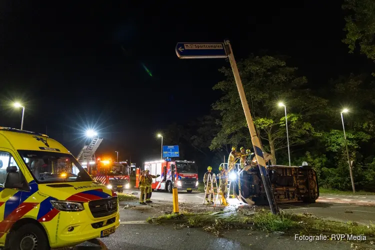 Brandweer bevrijdt slachtoffer uit gekantelde bestelbus in Haarlem