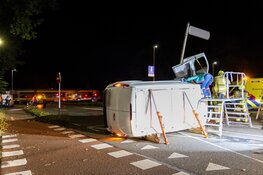 Brandweer bevrijdt slachtoffer uit gekantelde bestelbus in Haarlem