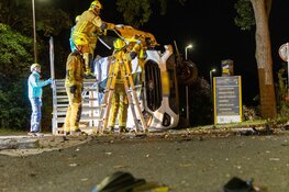 Brandweer bevrijdt slachtoffer uit gekantelde bestelbus in Haarlem