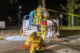 Brandweer bevrijdt slachtoffer uit gekantelde bestelbus in Haarlem