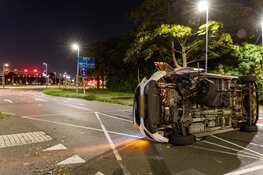 Brandweer bevrijdt slachtoffer uit gekantelde bestelbus in Haarlem