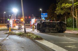 Brandweer bevrijdt slachtoffer uit gekantelde bestelbus in Haarlem