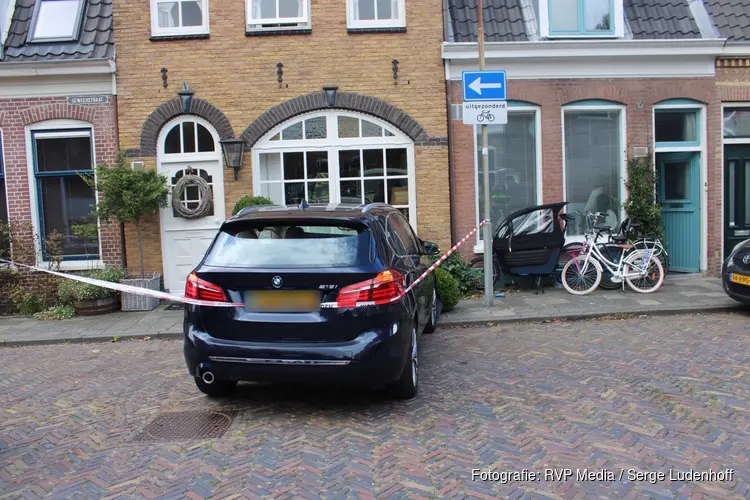 Auto rijdt tegen voorgevel van woning in Haarlem