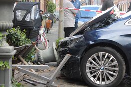 Auto rijdt tegen voorgevel van woning in Haarlem