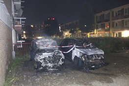 Twee auto’s gaan volledig in vlammen op bij nachtelijke autobrand in Haarlem