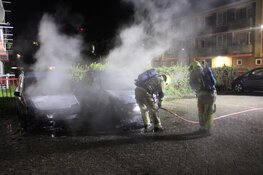 Twee auto’s gaan volledig in vlammen op bij nachtelijke autobrand in Haarlem