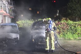 Twee auto’s gaan volledig in vlammen op bij nachtelijke autobrand in Haarlem
