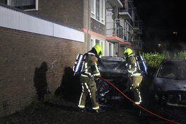 Twee auto’s gaan volledig in vlammen op bij nachtelijke autobrand in Haarlem