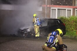 Twee auto’s gaan volledig in vlammen op bij nachtelijke autobrand in Haarlem