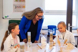 Nationale Kraanwaterdag 2025, algemeen directeur van PWN geeft gastles op de Bosbeekschool in Santpoort-Noord