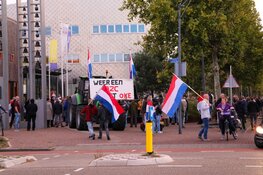 Honderden mensen voor gemeentehuis Heemskerk tegen mogelijke komst AZC