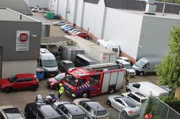Muur zwartgeblakerd na brand bij autohandelaar in Heemstede