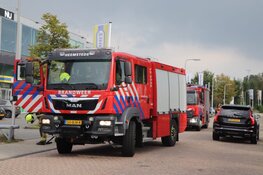 Muur zwartgeblakerd na brand bij autohandelaar in Heemstede