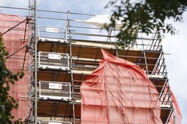 Brandweer haalt los hangend steigerdoek weg vanwege harde wind