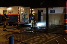 Dixi vliegt in brand naast bouwkeet