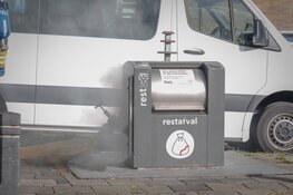 Ondergrondse container in brand. Waterwagen pompt bak vol met water