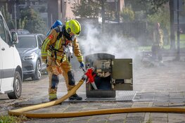 Ondergrondse container in brand. Waterwagen pompt bak vol met water