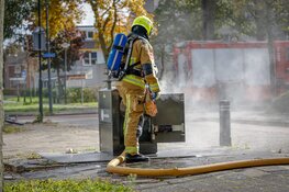 Ondergrondse container in brand. Waterwagen pompt bak vol met water