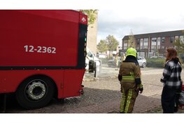 Ondergrondse container in brand. Waterwagen pompt bak vol met water