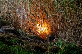 Vuurwerkpot in brand langs het water Heemskerk