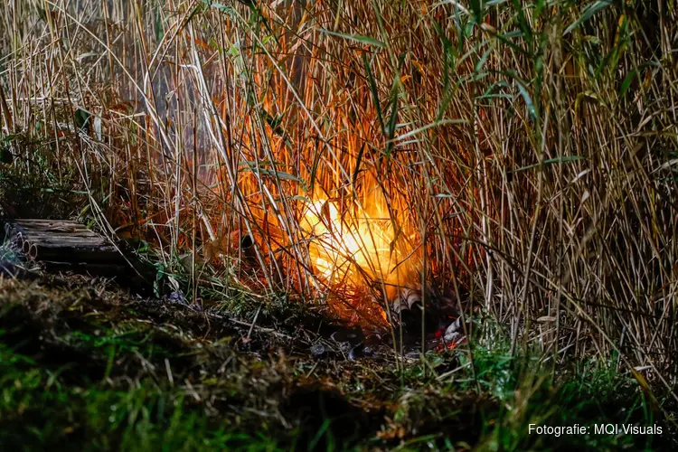 Vuurwerkpot in brand langs het water Heemskerk