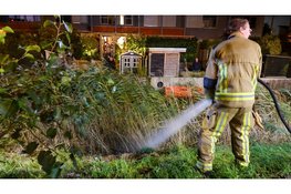 Vuurwerkpot in brand langs het water Heemskerk
