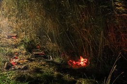 Vuurwerkpot in brand langs het water Heemskerk