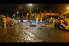 Maaltijdbezorger ten val na aanrijding met auto in Beverwijk