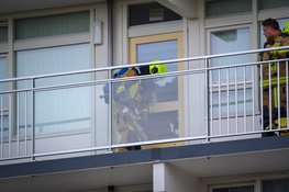 Brandweer beukt deur van flatwoning in na brandgeur