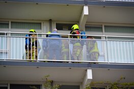 Brandweer beukt deur van flatwoning in na brandgeur