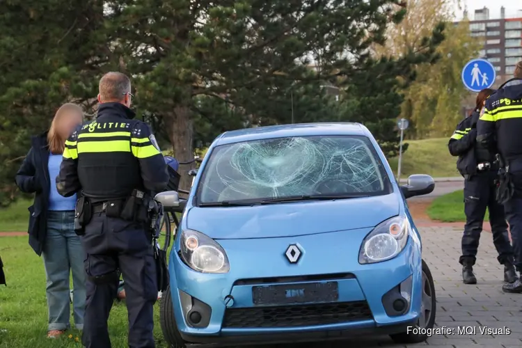 Voorruit van auto verbrijzeld na aanrijding met fietser
