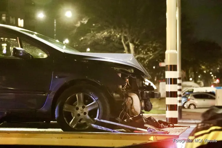 Auto ramt verkeerslicht in Beverwijk: veel schade