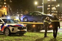 Auto ramt verkeerslicht in Beverwijk: veel schade