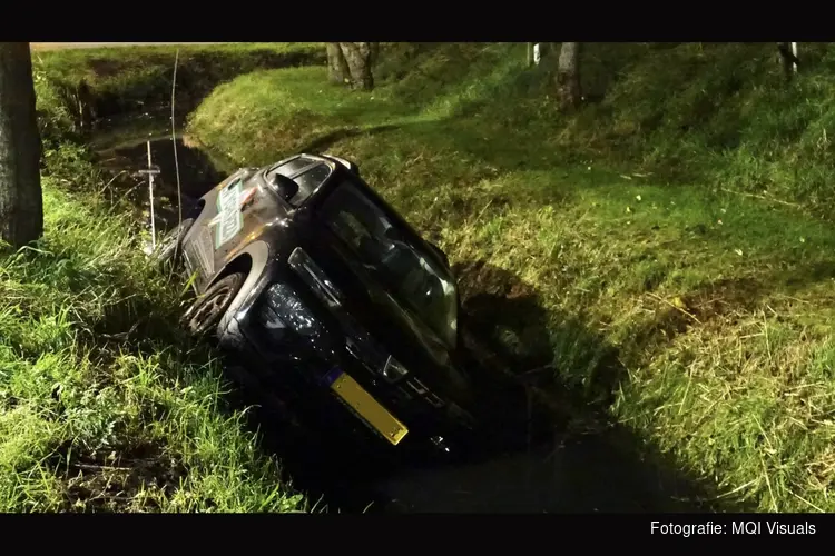 Auto raakt te water in Uitgeest: bestuurder neemt de benen