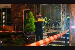 Voordeur zwaar beschadigd geraakt na explosie in IJmuiden